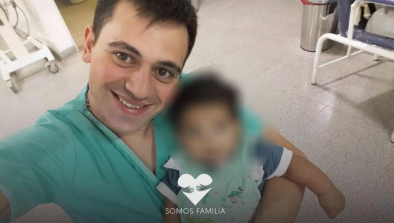 Conmueve historia de enfermero que adopta a bebé que abandonaron en hospital. 