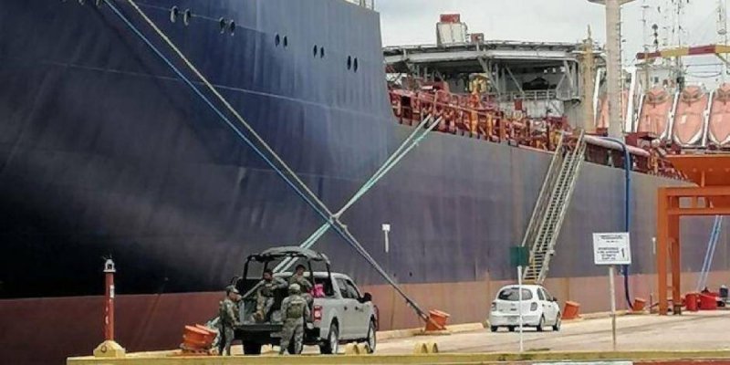 Marina asegura un buque gigante que servía para “huachicolear” combustible