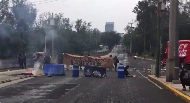 Encapuchados bloquean Insurgentes Sur; exigen liberación de presos políticos. 