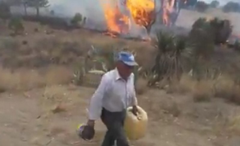 Captan a sujeto generando intencionalmente incendios forestales para ocasionar contaminación. 