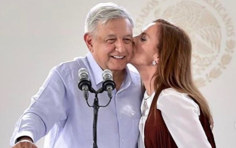 Multitud le pide a AMLO darle un beso a su esposa Beatriz Gutiérrezy