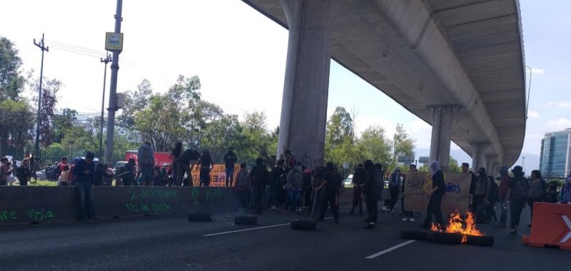 Encapuchados encienden llantas y bloquean periférico, policías CDMX desactivan rápidamente