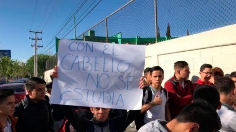“Con el cabello no se estudia”, protestan porque no los dejan entrar a clase por traer pelo largo.