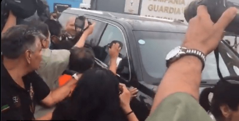 Mujer INSULTA a AMLO al salir del cuartel de la Guardia Nacional