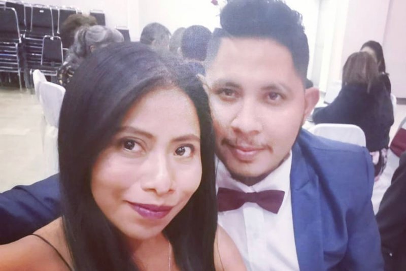 Novio de Yalitza se gradúa como dentista y ella lo acompaña en su graduación. 