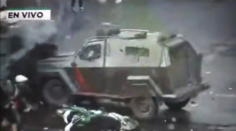 VIDEO FUERTE: Carabineros aplastan a manifestante con sus tanquetas. 