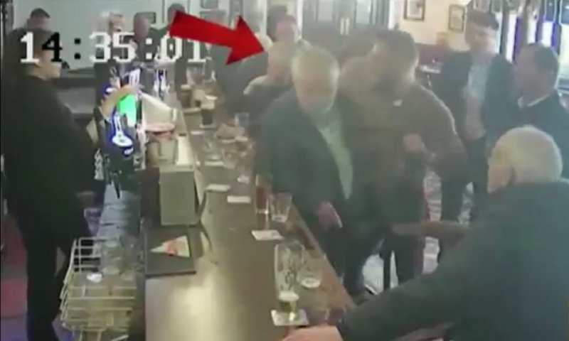 Connor McGregor golpea brutalmente a un anciano que le rechazó una bebida en un bar.