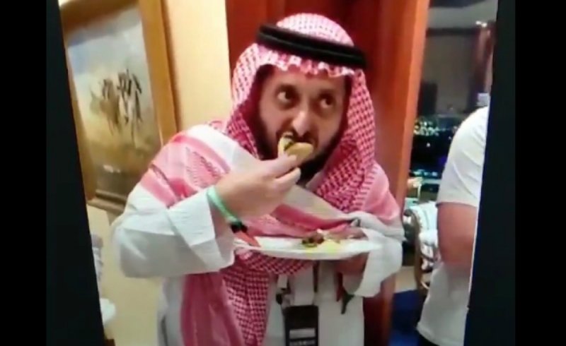 VIDEO: Andy Ruiz le enseña al príncipe saudí a comerse un taco. y