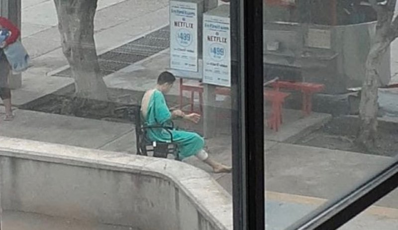 Paciente del IMSS abandona el hospital en bata y silla de ruedas y cansado de esperar.