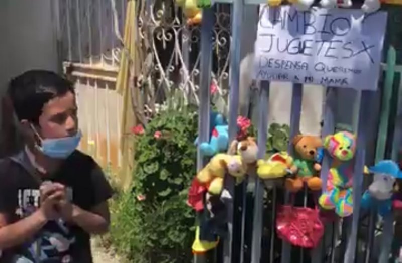 Niño ofrece sus juguetes a cambio de despensa para ayudar a su Mamita y