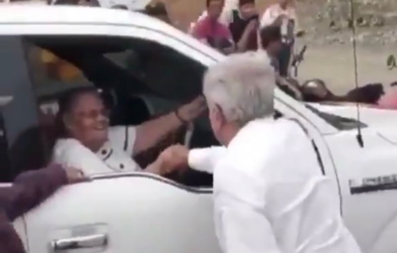 ¿El video de AMLO saludando a la mamá de El Chapo es de 2019? 