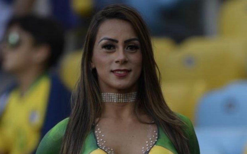 Mujer se quita el abrigo en el estadio y apoya a Brasil como “Dios la trajo al mundo”. (FOTOS)