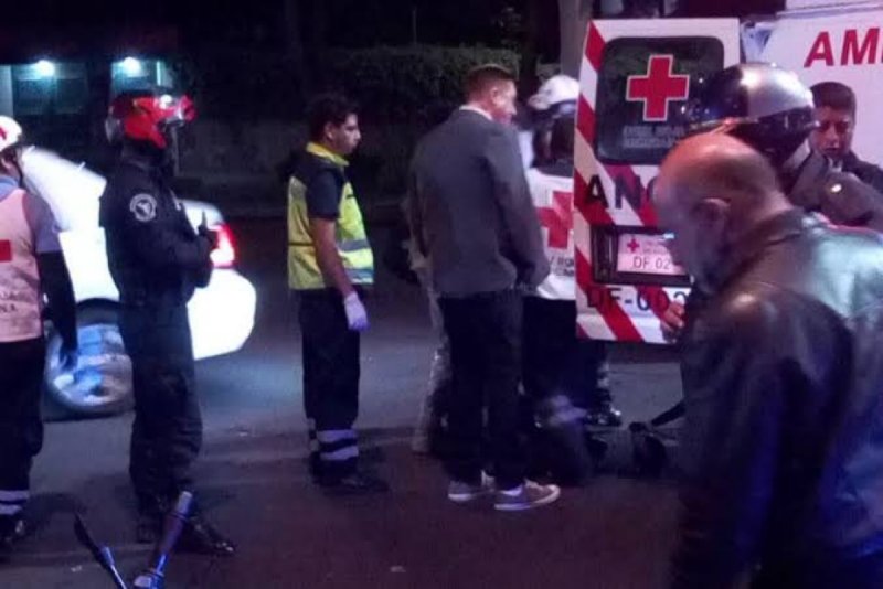 Choca Daniel Bisogno con motociclista por la madrugada en calles de la CDMX. 