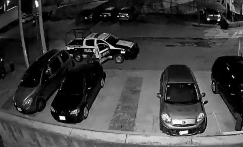 VIDEO: Captan a policías del EDOMEX robando autopartes por la noche. 