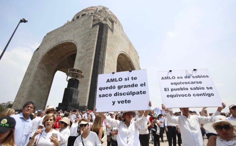 Más de 15 mil personas se reúnen en el Monumento a la Revolución en marcha “anti AMLO”.