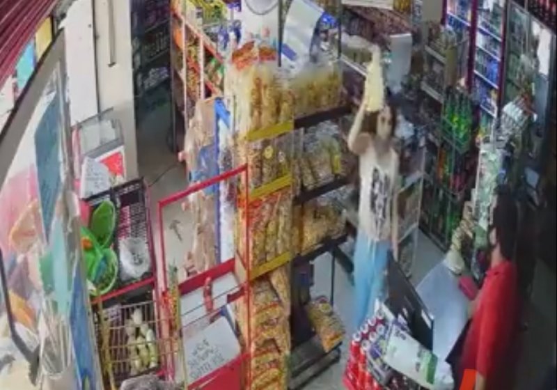 Mujer enfurece en un OXXO luego que le pidieron usar CORRECTAMENTE el CUBREBOCAS y