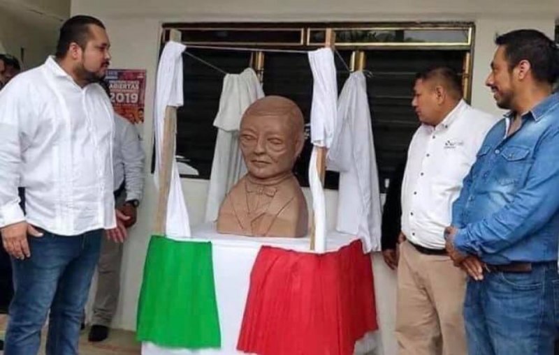 Se burlan con memes del busto de Benito Juárez develado en San Luis Potosí.y