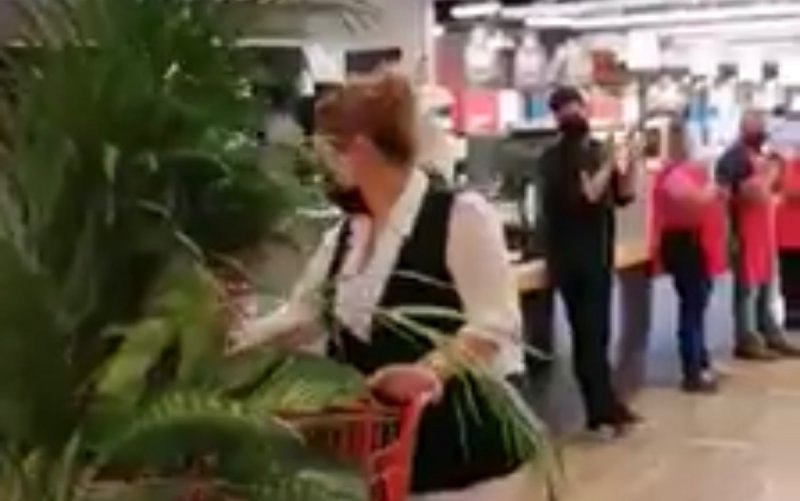 Empleados de supermercado en Torreón ovacionan a enfermera y le hacen pasillo