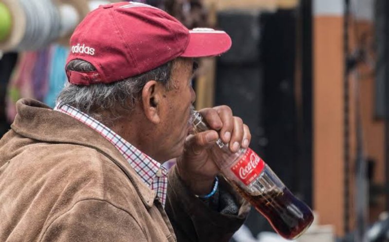 Más de 40 mil mexicanos mueren cada año por consumir refresco 