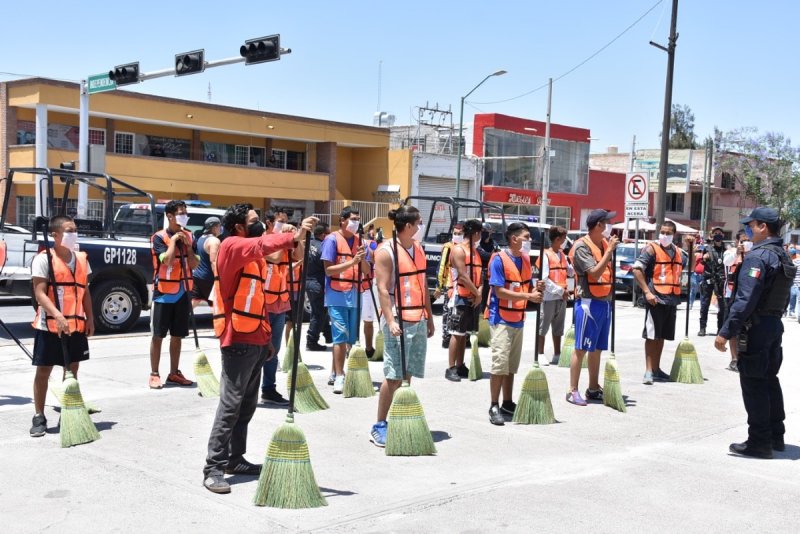 Por VIOLAR LA CUARENTENA por en a BARRER LAS CALLES a jóvenes en Durango