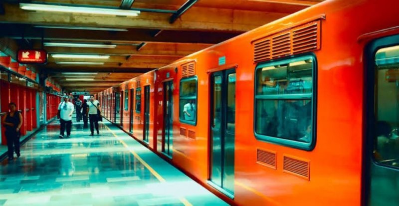 Bailan felizmente “La Chona” en el Metro y se vuelven vírales. (VIDEO)