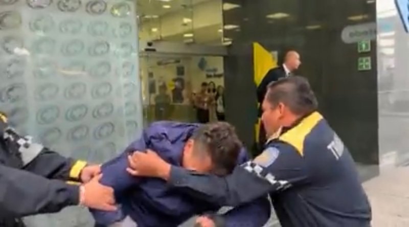 Ciudadanos y policías detienen a sujeto que abusó de una mujer a la entrada del Metro.