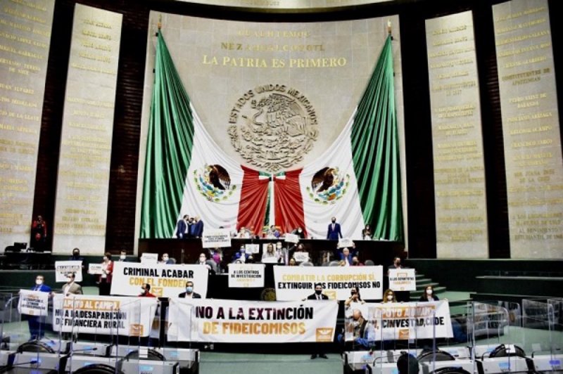 La oposición abandona sesión en San Lázaro e impide desaparición de fideicomisos
