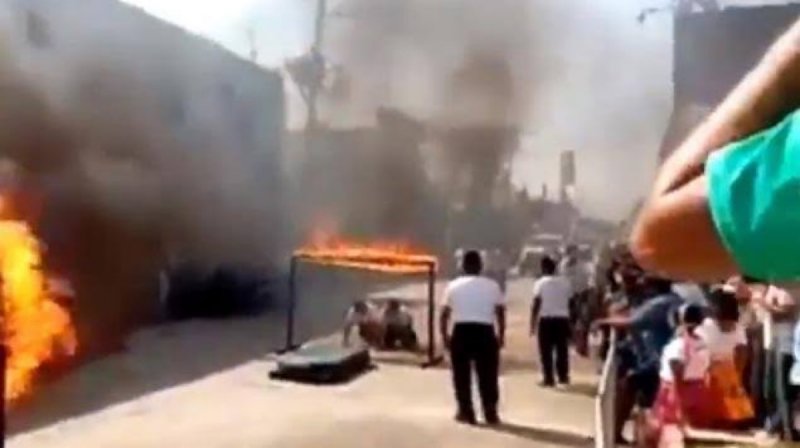 Policía se incendia al accidentarse en pleno desfile de la Revolución. y