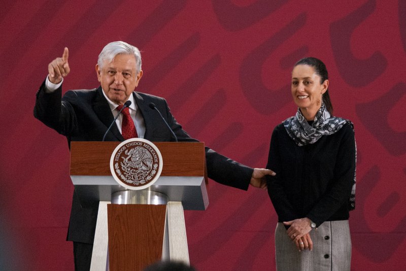 AMLO pone de ejemplo a Sheinbaum y se queja de los jueces