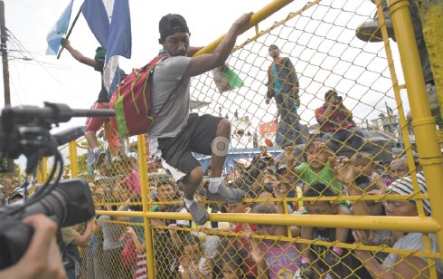 Entran a México más de mil hondureños por la fuerza en frontera sur.