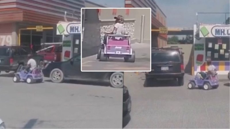 No le venden pizza por ir a pie y regresa en el carro de juguete de su hija (VIDEO)y