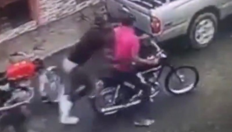 VIDEO: Ladrones idiotas olvidan su motocicleta luego de realizar un atracoy
