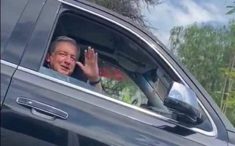 Automovilista le invita una pizza a AMLO al encontrarse en sus autos (VIDEO) 