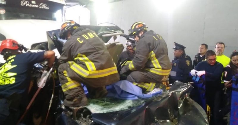 Terrible accidente: Camión desbarata a auto en Constituyentes. (VIDEO) 