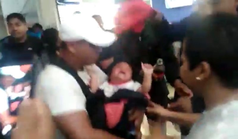 VIDEO: Policías federales rocían a bebé con gas pimienta en inmediaciones del AICM. 