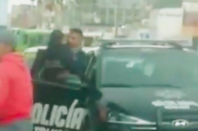 Ciudadanos exhiben a policías de Toluca dándose unos buenos “becerros”.