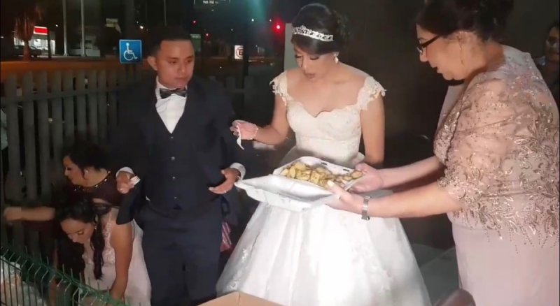 VIDEO: Novios festejan su boda llevando comida a hospital infantil. y