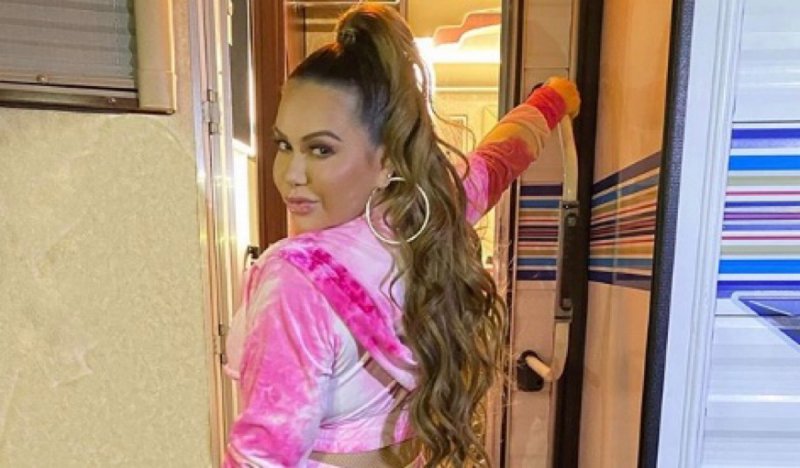 Redes se burlan de “Chiquis” Rivera por enseñar celulitis al posar “sexy”.