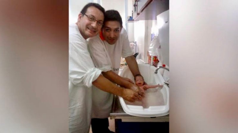 A Olivia, una bebé con VIH, la rechazaron 10 familias y fue adoptada por una pareja homosexual