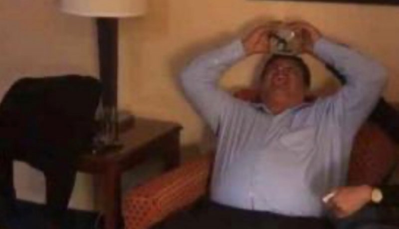 VIDEO: alcalde panista de Tuxpan en habitación de hotel, con mujeres y empinándose una botellay