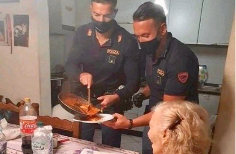 “Ayúdenme, tengo hambre”, ABUELITA pide auxilio y policías llegan para prepararle una rica cena