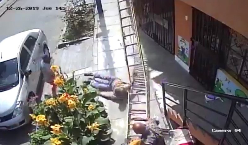 VIDEO: Anciano “manchado” tira a albañil de escalera. 