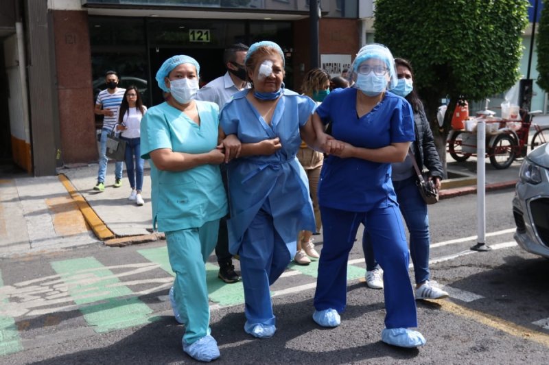 HEROICOS médicos y enfermeras EVACUAN a sus pacientes durante el SISMO en la CDMX