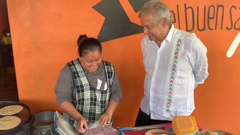 AMLO presume que paró a comer delicioso mole de panza con “La Lupita”y