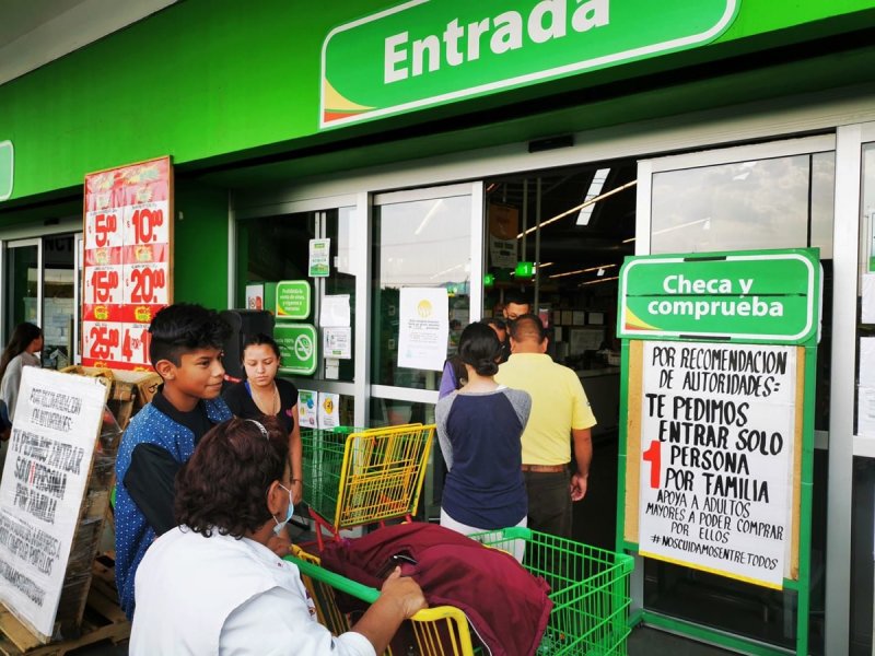 Niegan acceso a Bodega Aurrerá a madre soltera que iba acompañada con su pequeña hija