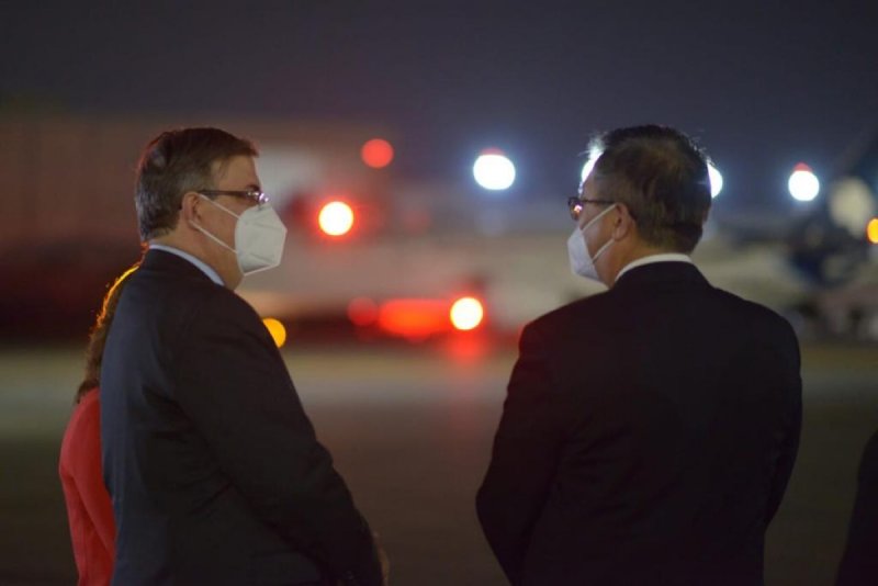 Ebrard recibe 48 ventiladores y suministros en décimo avión proveniente de China