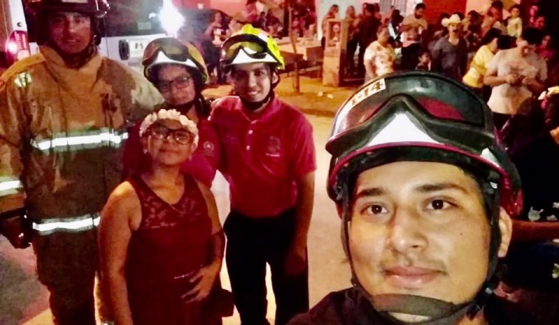 Nadie asiste a la fiesta de una niña con cáncer, pero bomberos y vecinos le hacen “pachangón”