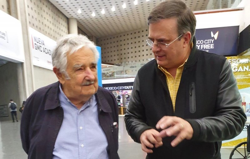 Así recibió Marcelo Ebrard a José Mujica en el Aeropuerto de la CDMX. y