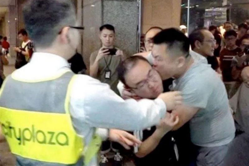 Individuo le arranca la oreja de una mordida a político de Hong Kong 