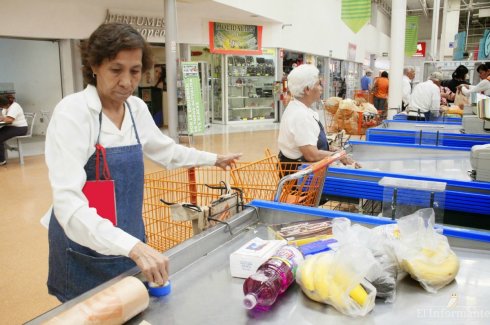 Walmart rechaza reconocer como trabajadores a los adultos mayores que trabajan en sus tiendas